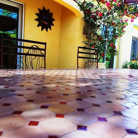 Aux Amandiers 住宿加早餐酒店