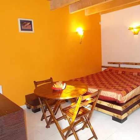 Aux Amandiers 住宿加早餐酒店