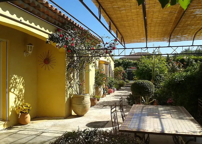 Aux Amandiers 3*