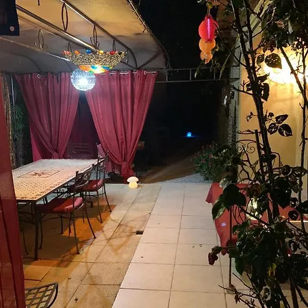 Aux Amandiers