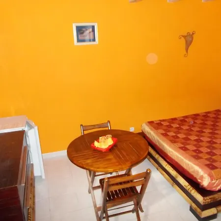 Bed & Breakfast Aux Amandiers Frejus