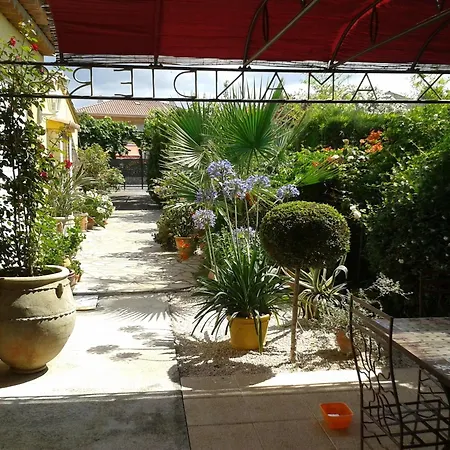 Aux Amandiers 3*