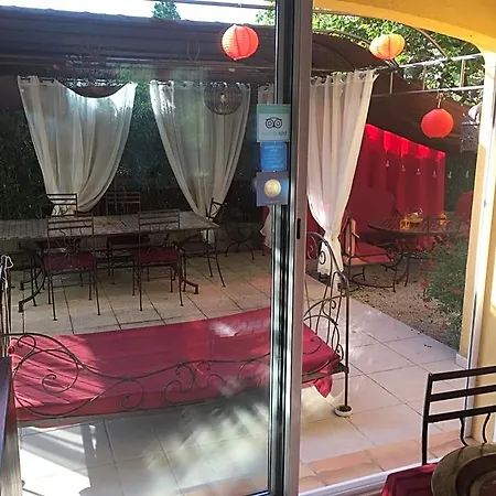 Aux Amandiers לינה וארוחת בוקר