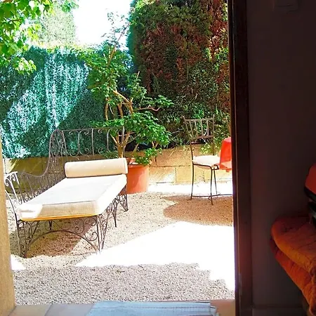 Aux Amandiers לינה וארוחת בוקר