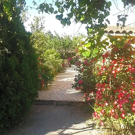 Aux Amandiers לינה וארוחת בוקר 4*