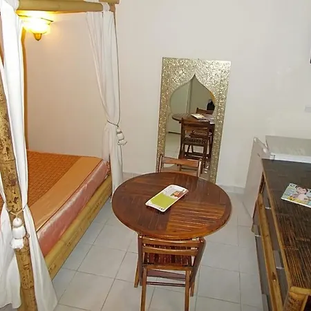 Aux Amandiers לינה וארוחת בוקר Fréjus