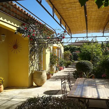 Aux Amandiers 3*