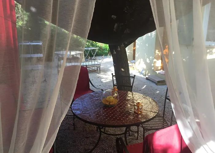 فندق مبيت وإفطار Aux Amandiers Fréjus