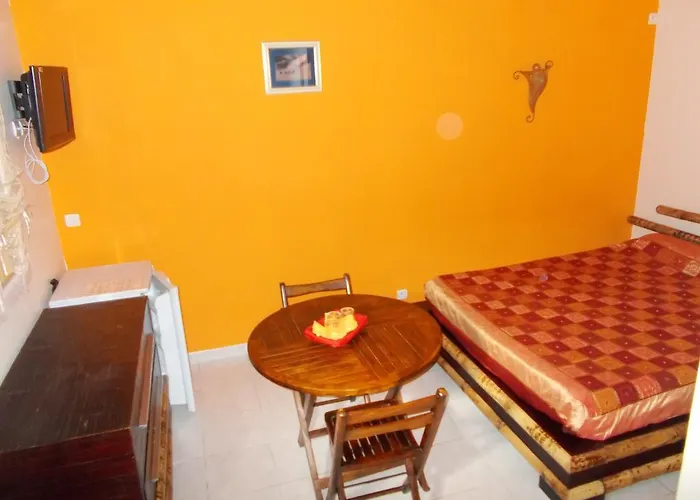 فندق مبيت وإفطار Aux Amandiers Fréjus