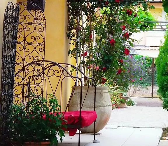 Aux Amandiers فندق مبيت وإفطار Fréjus